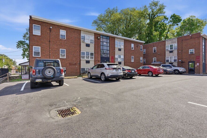 230 E Sharpnack St, Philadelphia, PA à vendre - Photo de l’immeuble – Image 1 sur 34