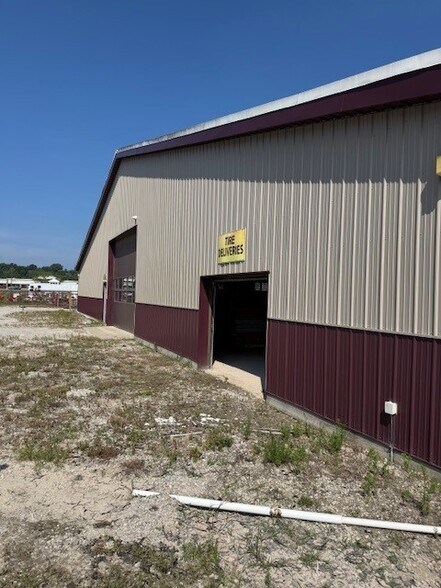 15651 W High St, Middlefield, OH à louer - Photo de l’immeuble – Image 3 sur 8