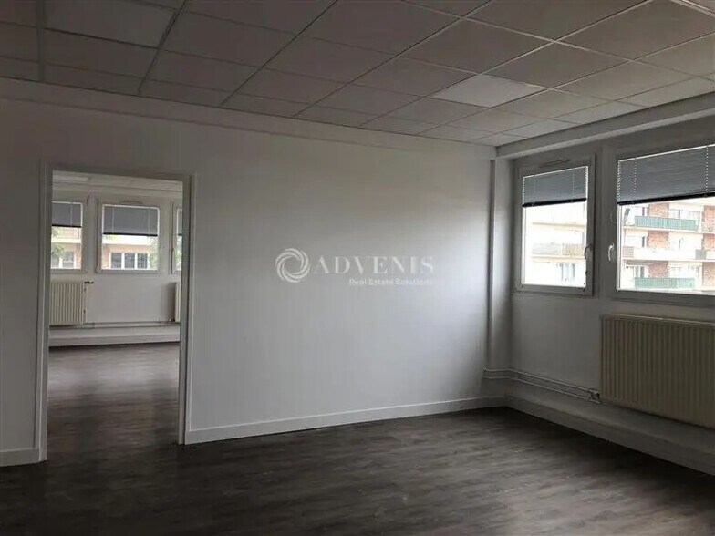 Bureau dans Maurepas à louer - Photo de l’immeuble – Image 3 sur 5