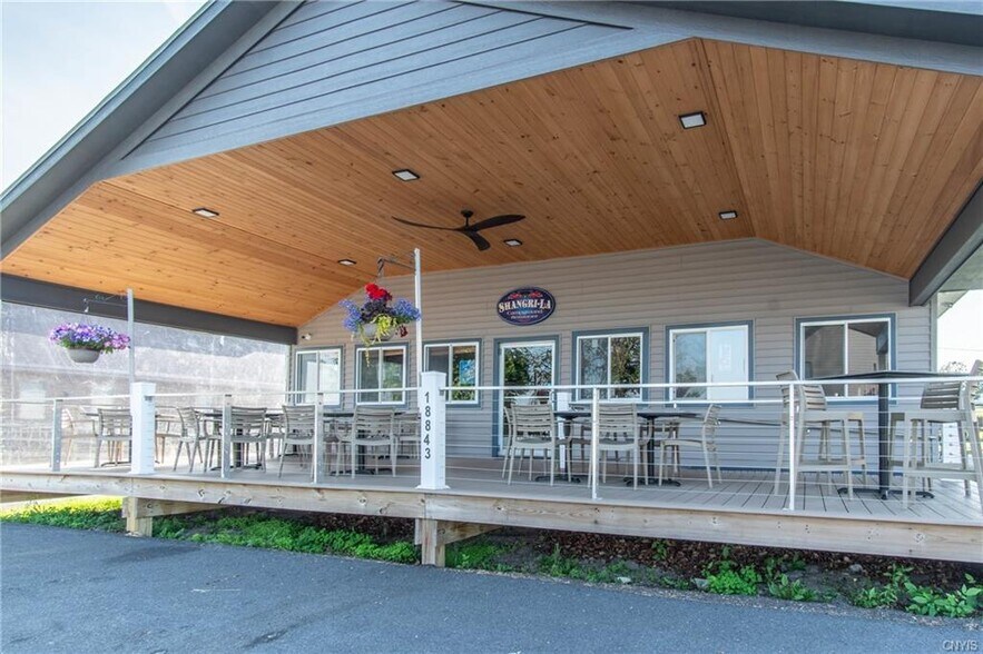 18835 S Shore Rd, Three Mile Bay, NY à vendre - Photo de l’immeuble – Image 2 sur 13