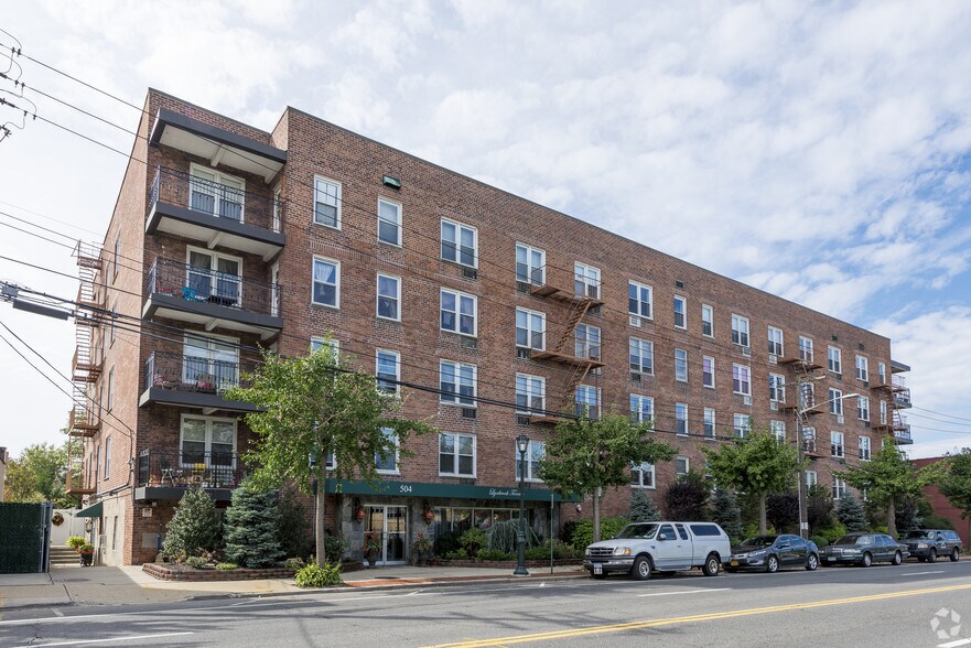 504 Merrick Rd, Lynbrook, NY à vendre - Photo de l’immeuble – Image 2 sur 24