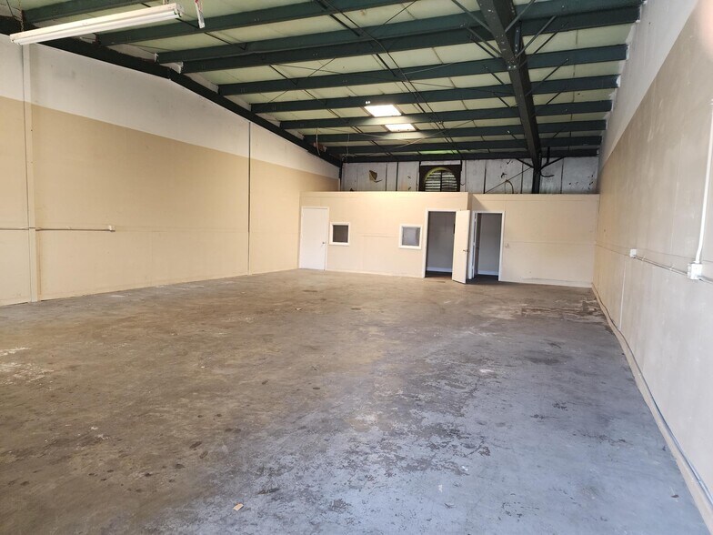 13625 50th Way N, Clearwater, FL à louer - Photo de l’immeuble – Image 3 sur 6
