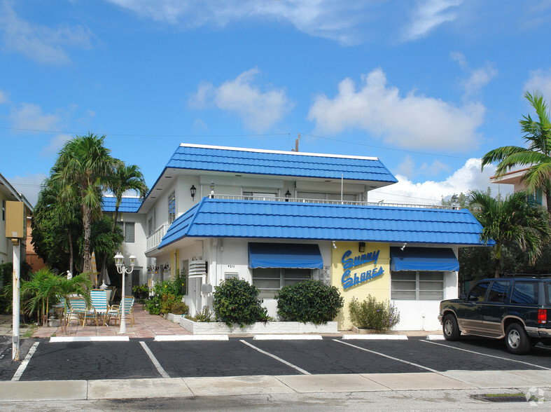 4213 El Mar Dr, Fort Lauderdale, FL à vendre - Photo principale – Image 1 sur 77