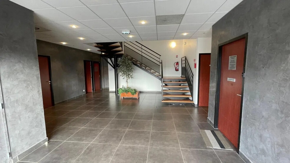 Local d’activités dans Saint-Genis-Pouilly à louer - Hall d’entrée – Image 2 sur 15