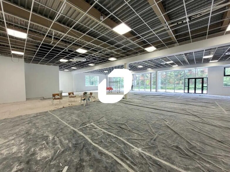 Bureau dans Évry-Courcouronnes à louer - Photo de l’immeuble – Image 3 sur 8