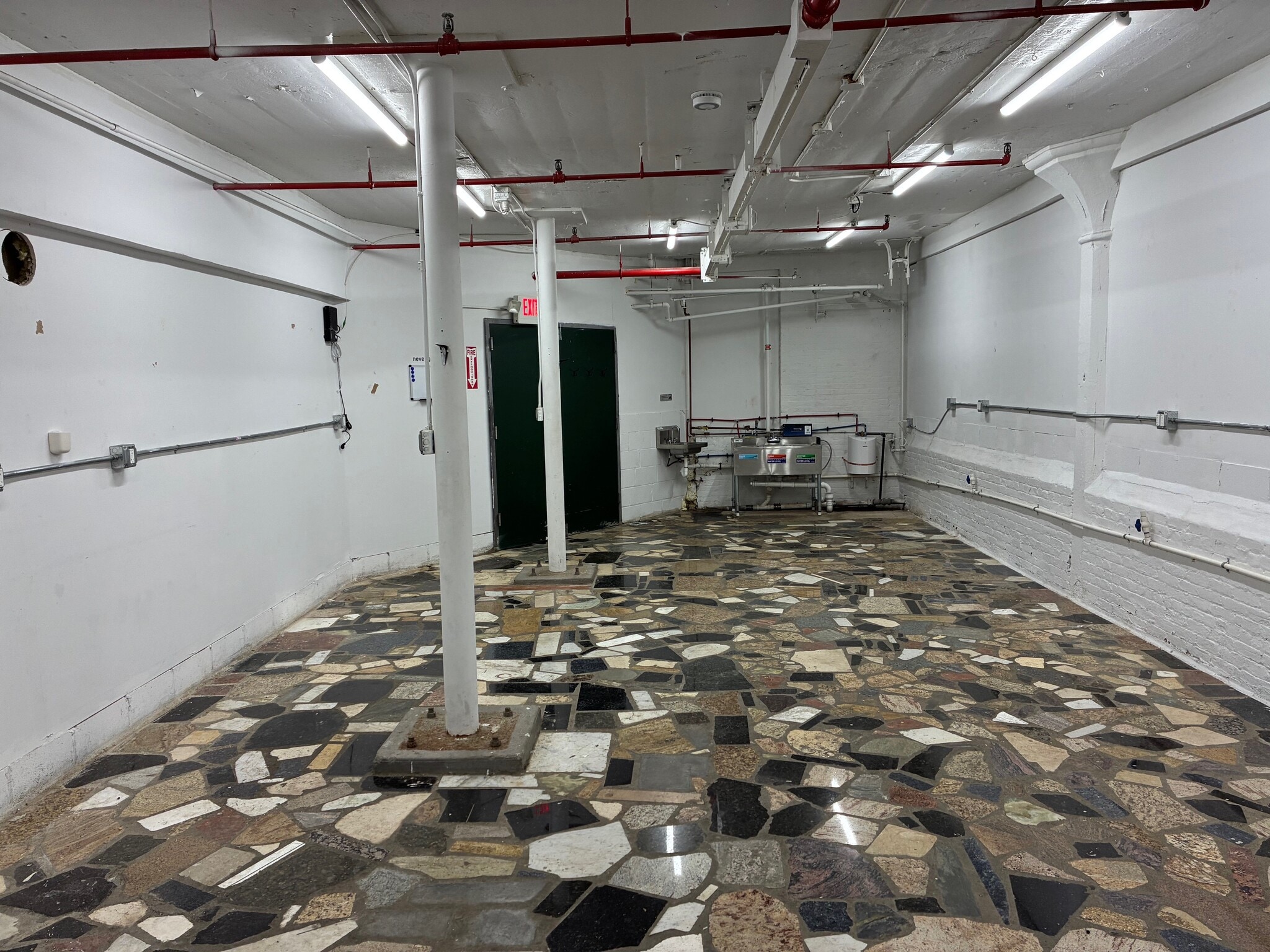 210-211 Cottage St, Poughkeepsie, NY à louer Photo intérieure– Image 1 sur 6