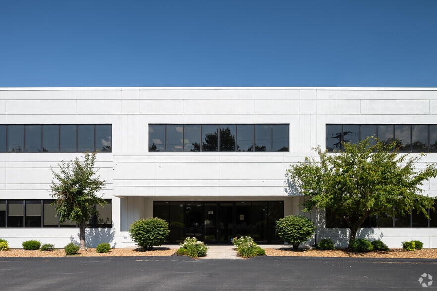 620 Spirit of St. Louis Blvd, Chesterfield, MO à louer - Photo de l’immeuble – Image 3 sur 4