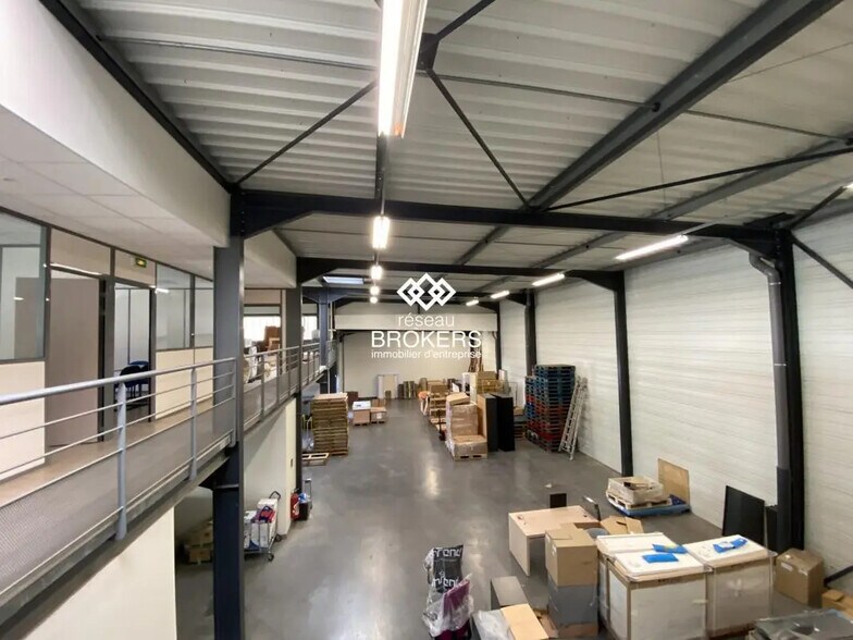 Local d’activités dans Veurey-Voroize à louer - Photo de l’immeuble – Image 1 sur 7