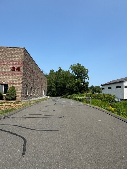 34 E Dudley Town Rd, Bloomfield, CT à louer - Photo de l’immeuble – Image 3 sur 17