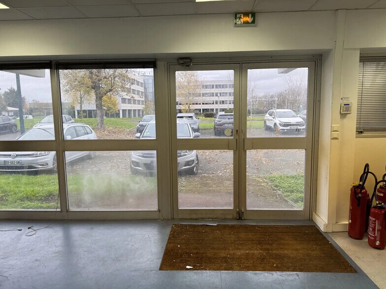 Local d’activités dans SAINT-OUEN-L'AUMONE à louer - Photo de l’immeuble – Image 3 sur 10