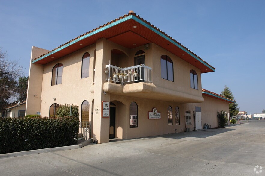 2236 W Monte Vista Ave, Visalia, CA à louer - Photo de l’immeuble – Image 3 sur 10