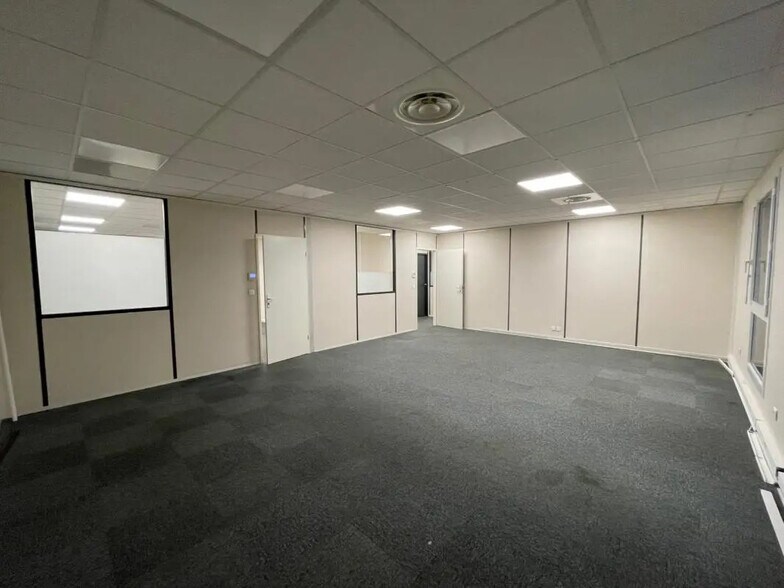 Bureau dans Feyzin à louer - Photo de l’immeuble – Image 2 sur 6