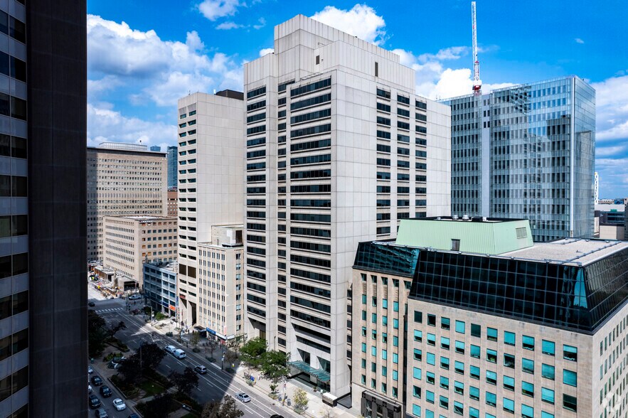 393 University Ave, Toronto, ON à louer - Photo de l’immeuble – Image 1 sur 5