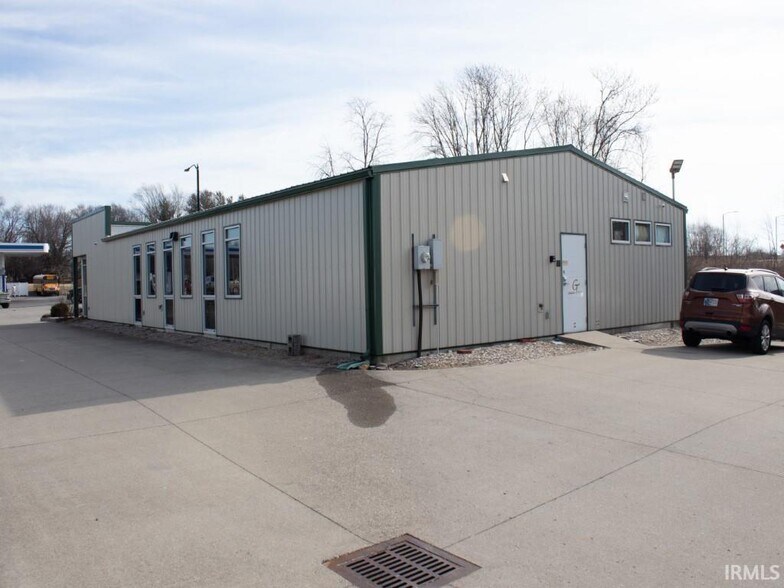2759 N Ford Rd, Vincennes, IN à vendre - Photo de l’immeuble – Image 2 sur 23