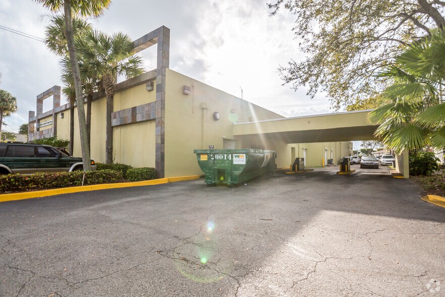 16764-16800 NW 67th Ave, Hialeah, FL à louer - Photo de l’immeuble – Image 3 sur 4