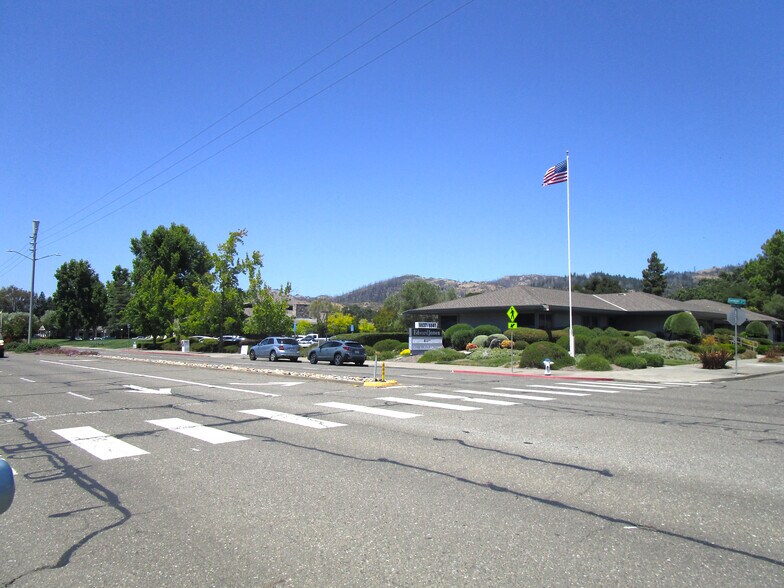 6637-6641 Oakmont Dr, Santa Rosa, CA à louer - Photo de l’immeuble – Image 1 sur 3