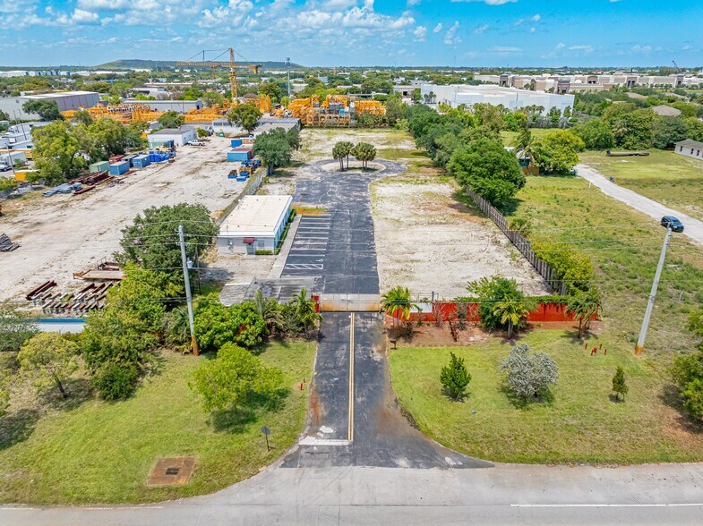 1911 NW 15th St, Pompano Beach, FL à louer - Photo de l’immeuble – Image 1 sur 5