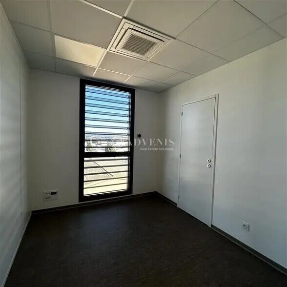 Bureau dans à louer - Photo de l’immeuble – Image 3 sur 8