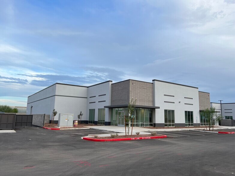 8607 E Pecos Rd, Mesa, AZ à louer - Photo de l’immeuble – Image 2 sur 7