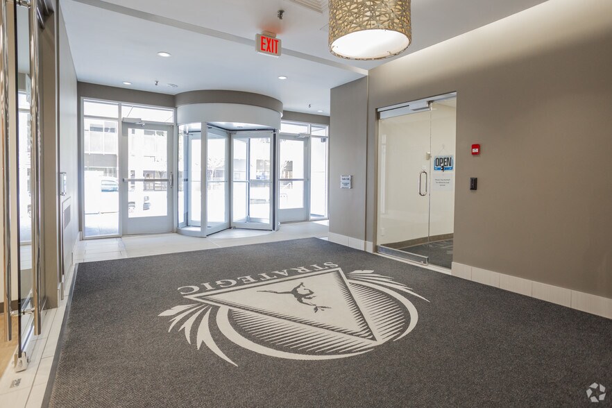 1040 7th Ave SW, Calgary, AB à louer - Hall d’entrée – Image 3 sur 8