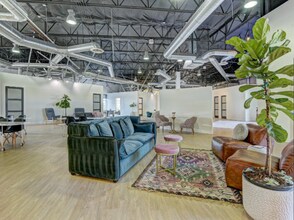 6635 S Tenaya Way, Las Vegas, NV à louer Photo de l’immeuble– Image 1 sur 5