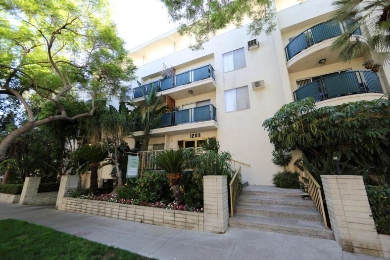 1203 N Kings Rd, West Hollywood, CA à vendre - Photo de l’immeuble – Image 1 sur 13