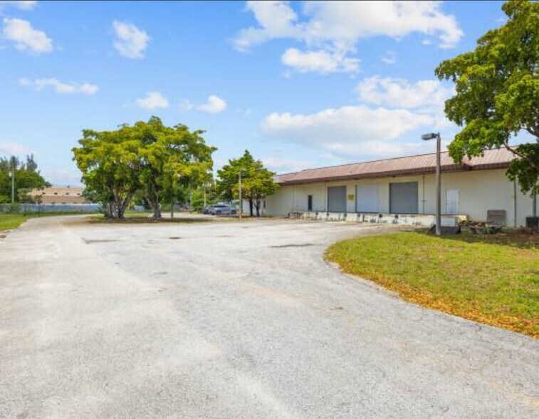 12175 NW 98th Ave, Hialeah, FL à vendre - Photo de l’immeuble – Image 2 sur 8