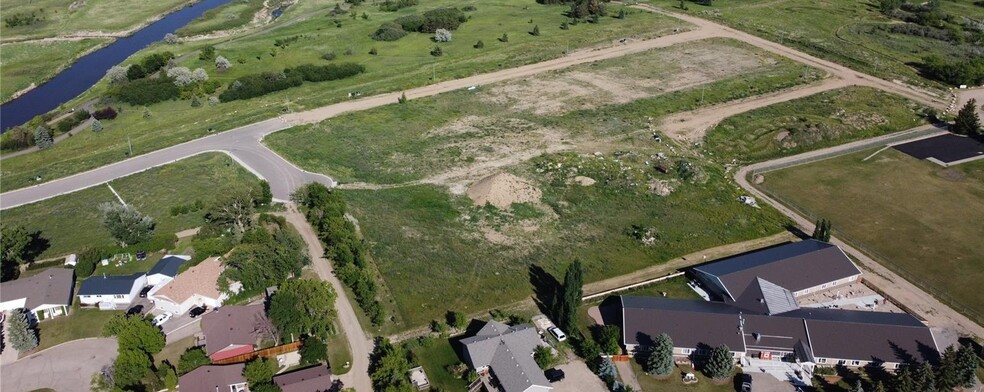 37 Confederation Dr, Weyburn, SK à vendre - Aérien – Image 1 sur 4