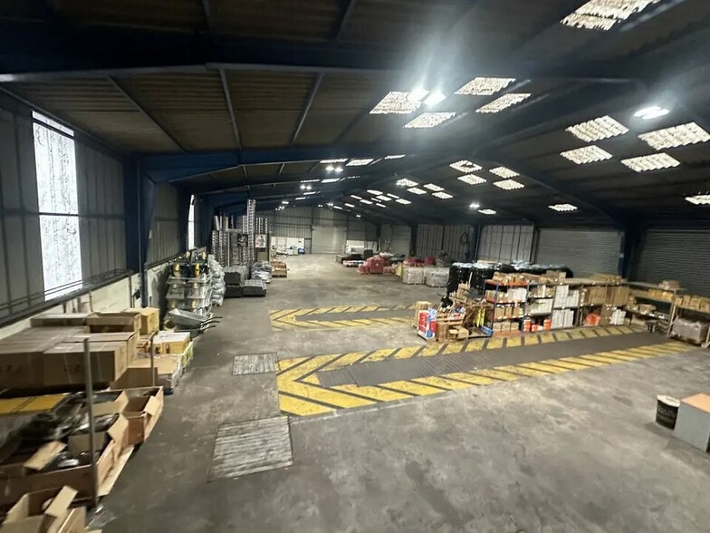 Local d'activités dans Porcheville à vendre - Photo de l’immeuble – Image 1 sur 4