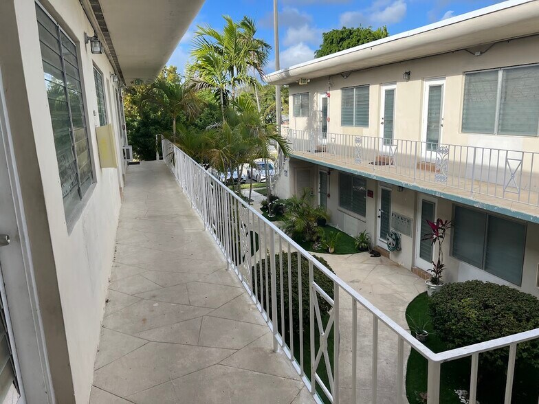 2072 NE 169th St, Miami, FL à vendre - Photo de l’immeuble – Image 3 sur 7