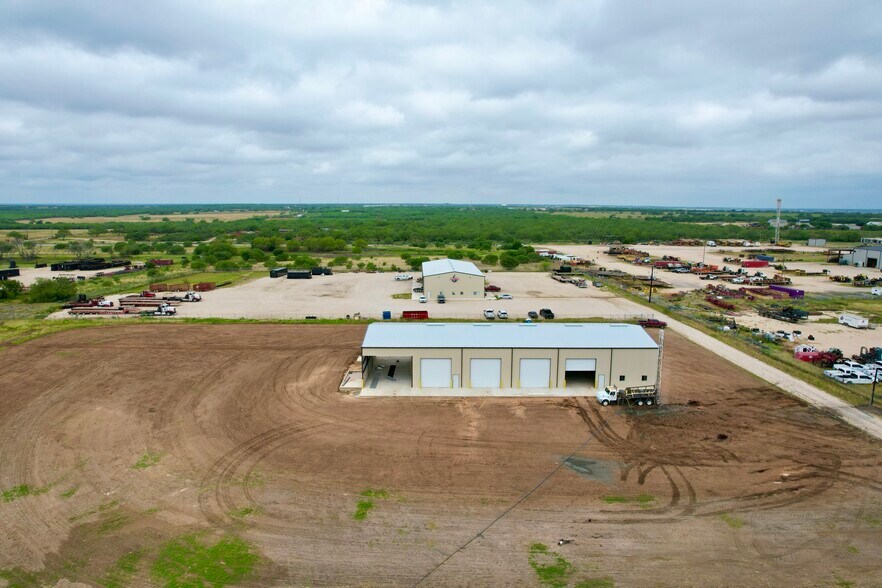 772 County Road 429, Pleasanton, TX à louer - Photo de l’immeuble – Image 2 sur 6