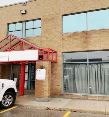 760 Pacific Rd, Oakville, ON à louer - Photo de l’immeuble – Image 3 sur 8