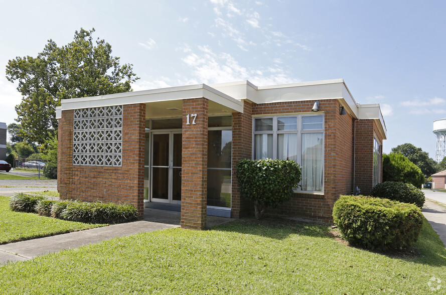 17 W Mellen St, Hampton, VA à louer - Photo de l’immeuble – Image 2 sur 9