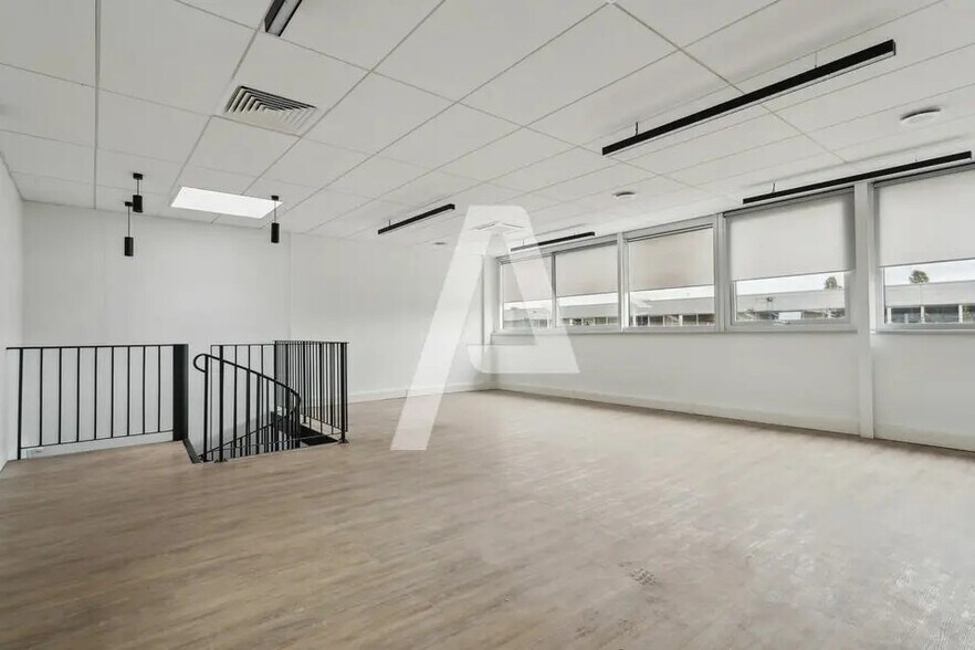 Bureau dans Bonneuil-sur-Marne à louer - Photo de l’immeuble – Image 1 sur 8