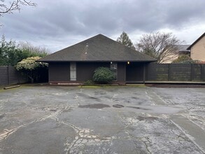 15012 SE Stark St, Portland, OR à louer Photo intérieure– Image 1 sur 27