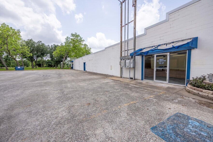 115 W Burleson St, Wharton, TX à vendre - Photo de l’immeuble – Image 3 sur 27