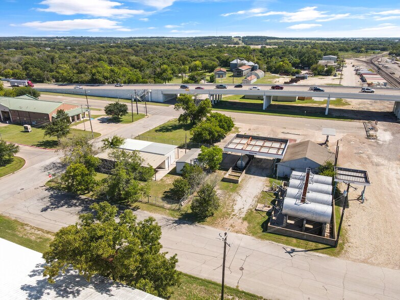 701 E Henderson St, Cleburne, TX à vendre - Photo de l’immeuble – Image 2 sur 14
