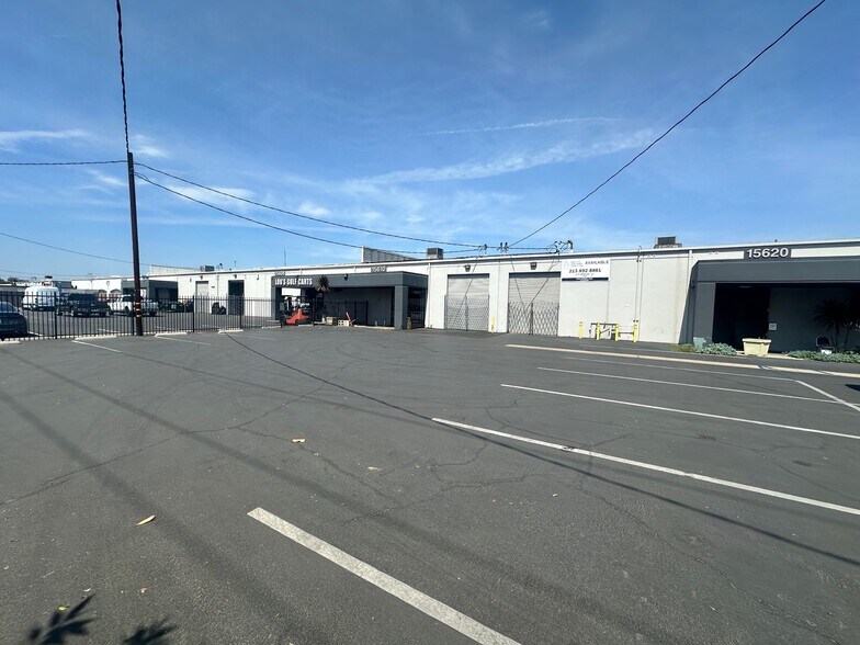 15610-15630 S Figueroa St, Gardena, CA à louer - Photo de l’immeuble – Image 1 sur 28