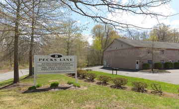 8 Pecks Ln, Newtown, CT à louer Photo intérieure– Image 2 sur 20