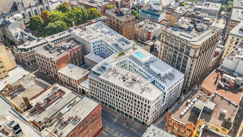 250 Rue Notre-Dame O, Montréal, QC à louer - Photo de l’immeuble – Image 2 sur 14