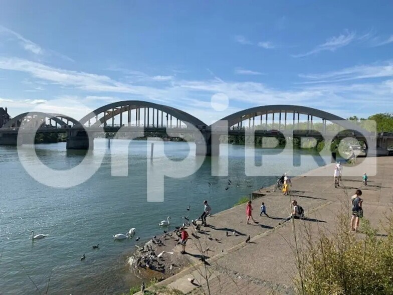 Local commercial dans Neuville-sur-Saône à louer - Photo de l’immeuble – Image 3 sur 4