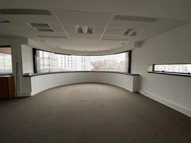 Bureau dans Ivry-sur-Seine à vendre - Photo de l’immeuble – Image 1 sur 16