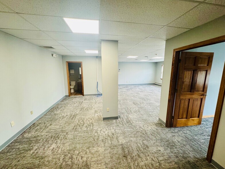 985 Farmington Ave, Bristol, CT à louer - Photo de l’immeuble – Image 2 sur 10