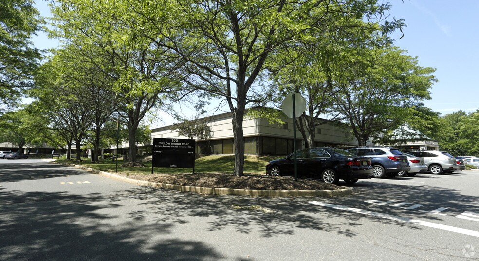 100 Willowbrook Rd, Freehold, NJ à louer - Photo de l’immeuble – Image 2 sur 4