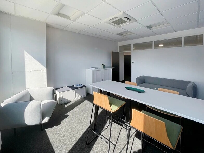 Bureau dans  à louer - Photo de l’immeuble – Image 1 sur 10