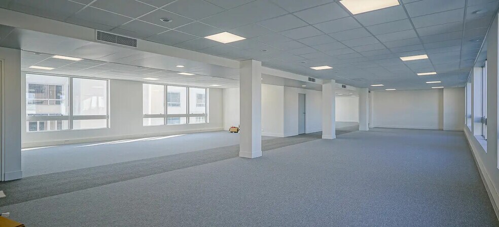 Bureau dans Saint-Ouen-Sur-Seine à louer - Photo de l’immeuble – Image 1 sur 10