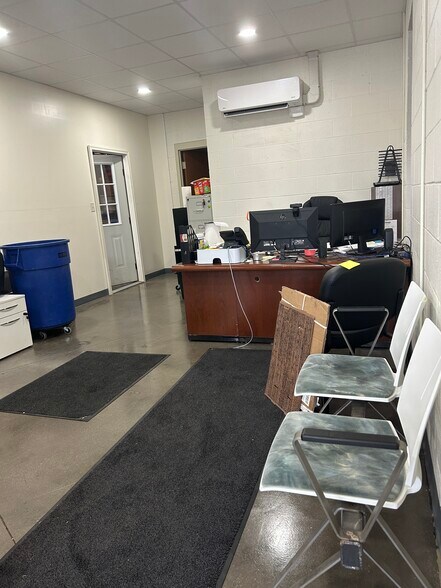 6050 Wedeking Ave, Evansville, IN à louer - Photo de l’immeuble – Image 3 sur 6