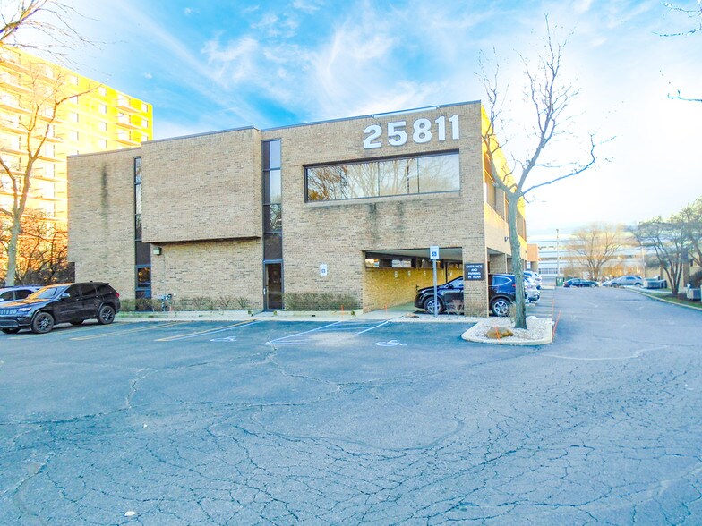 25811 W 12 Mile Rd, Southfield, MI à louer - Photo principale – Image 1 sur 9