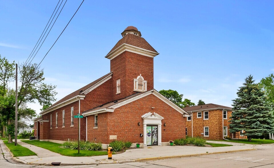 2214 11th St, Two Rivers, WI à vendre - Photo principale – Image 1 sur 61