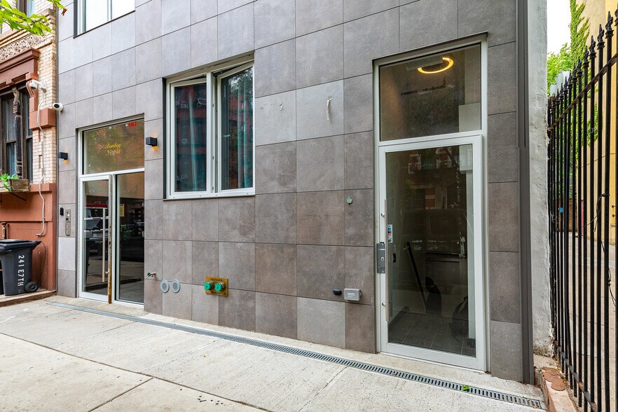 243 E 7th St, New York, NY à louer - Photo de l’immeuble – Image 2 sur 9